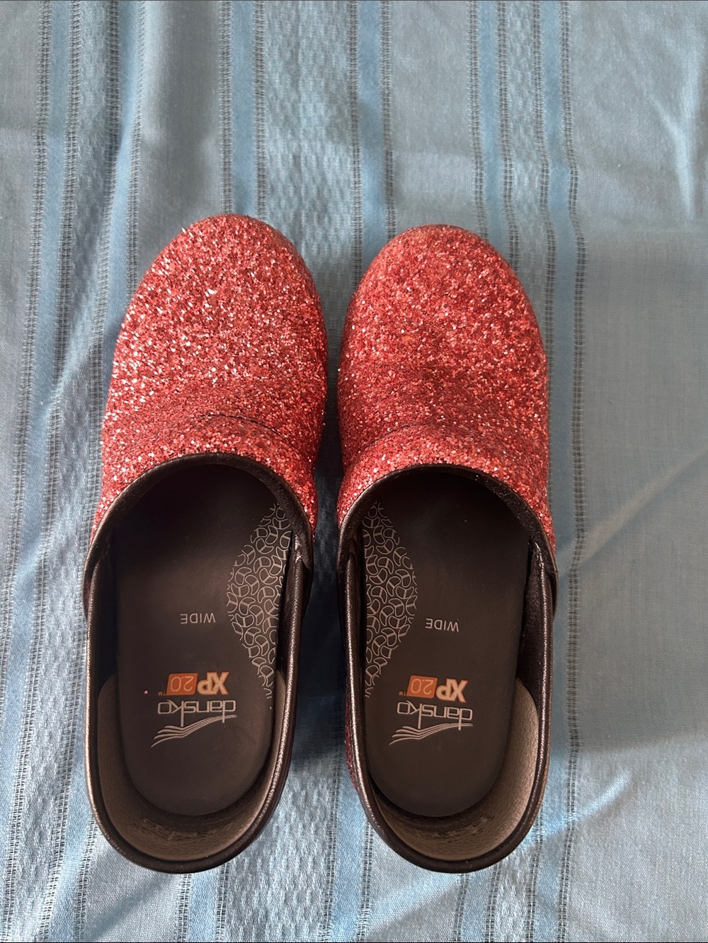 Dansko XP 2.0 Women's Glitter Slip-On Clogs in Sparkling Pink. Size 7